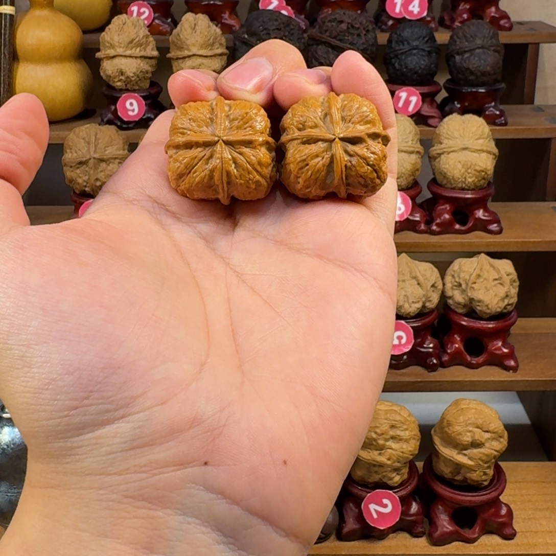 佩***记核桃铁核桃把件四棱豆腐块