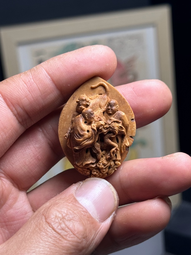 降龙伏虎，桃核雕刻，纯手工制作