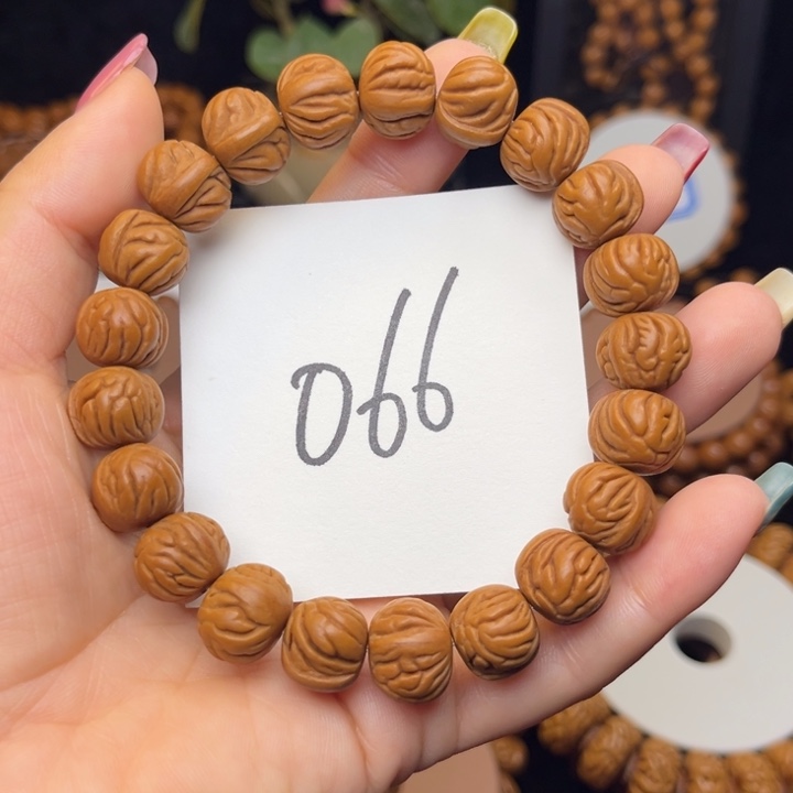 桃核手串玉龙脊肚卡14左右