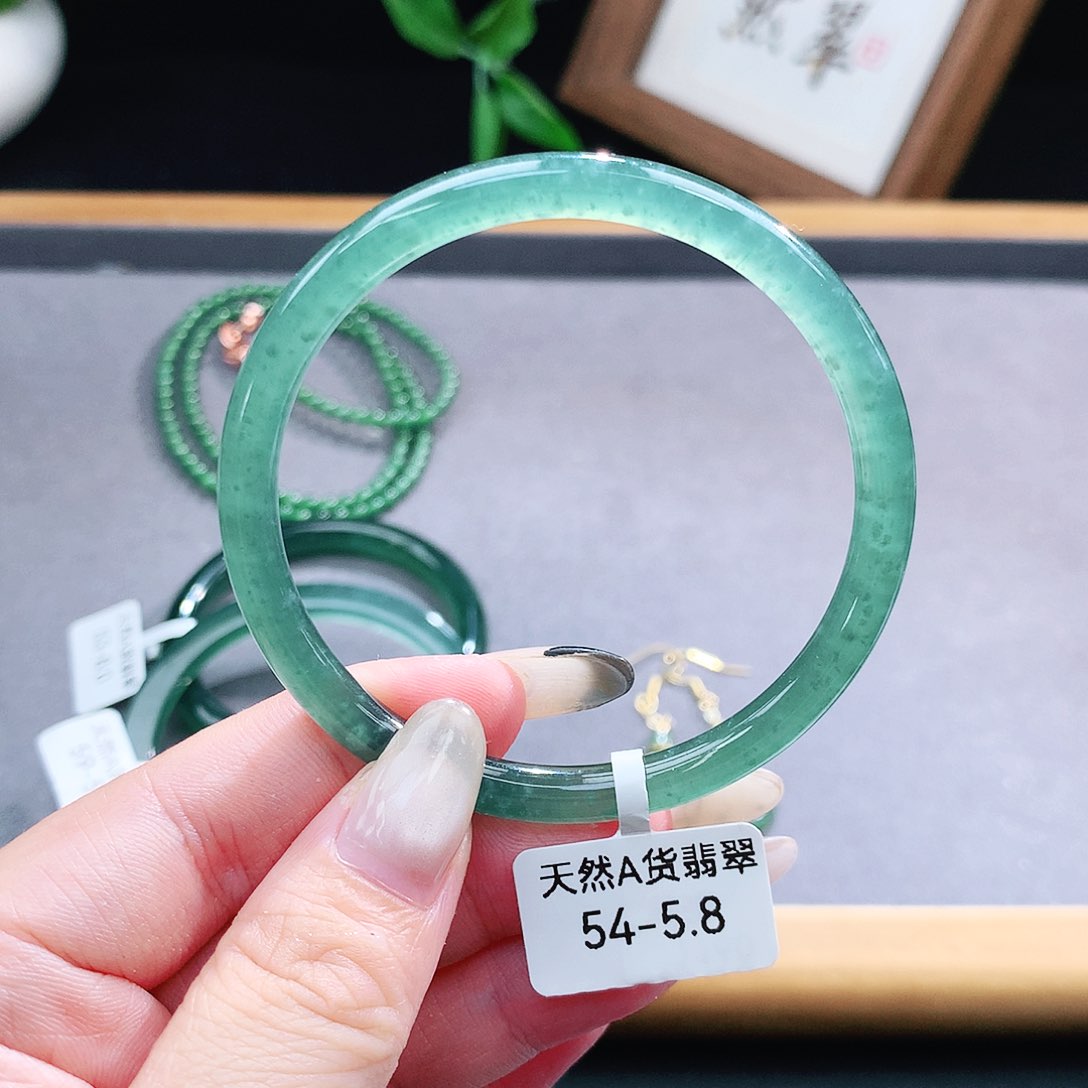 翡翠手镯（圆镯）未镶嵌