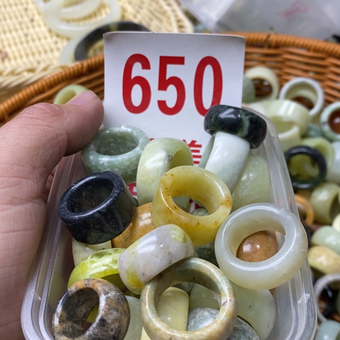 蛇纹石玉挂坠未镶嵌