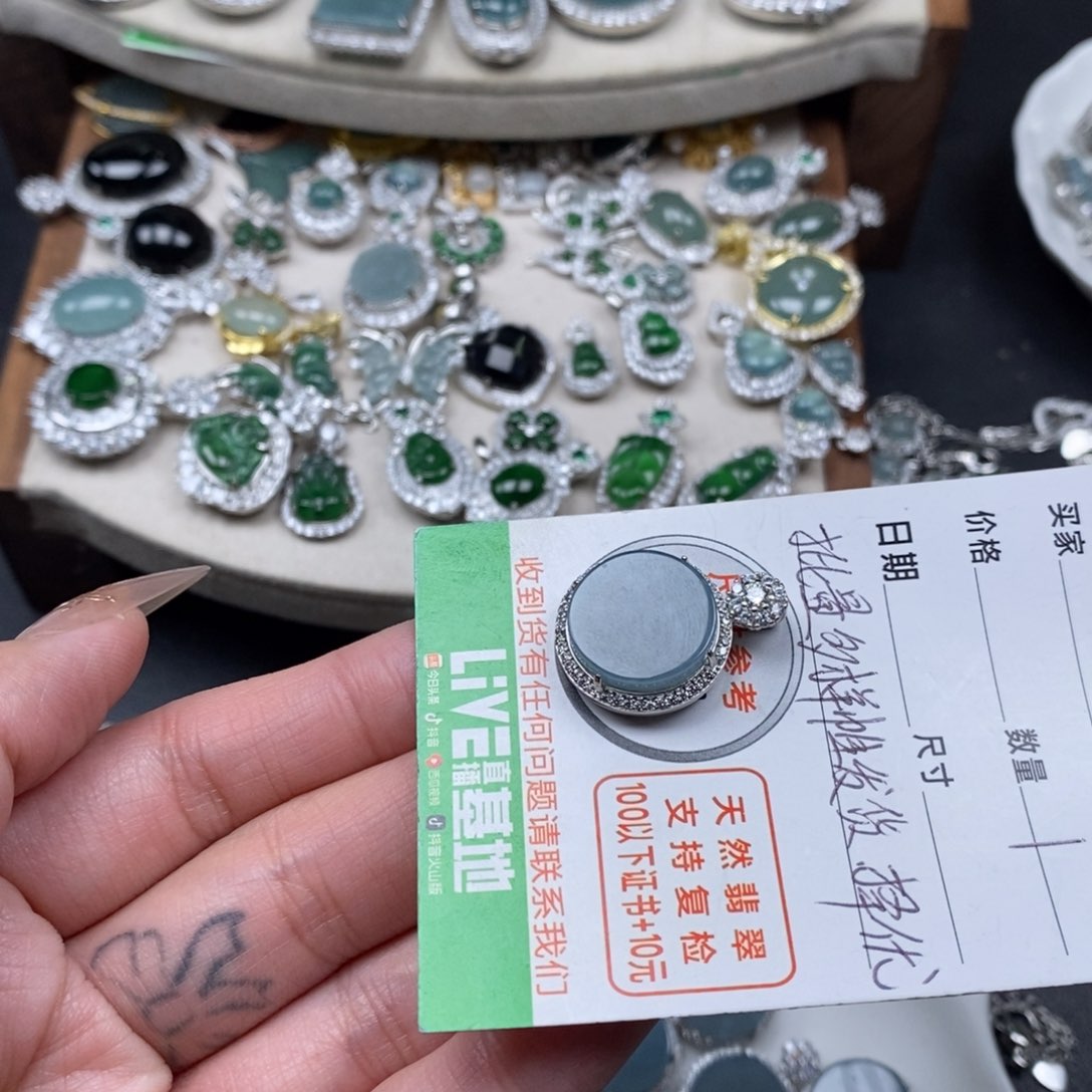 翡翠颈饰未镶嵌翡翠