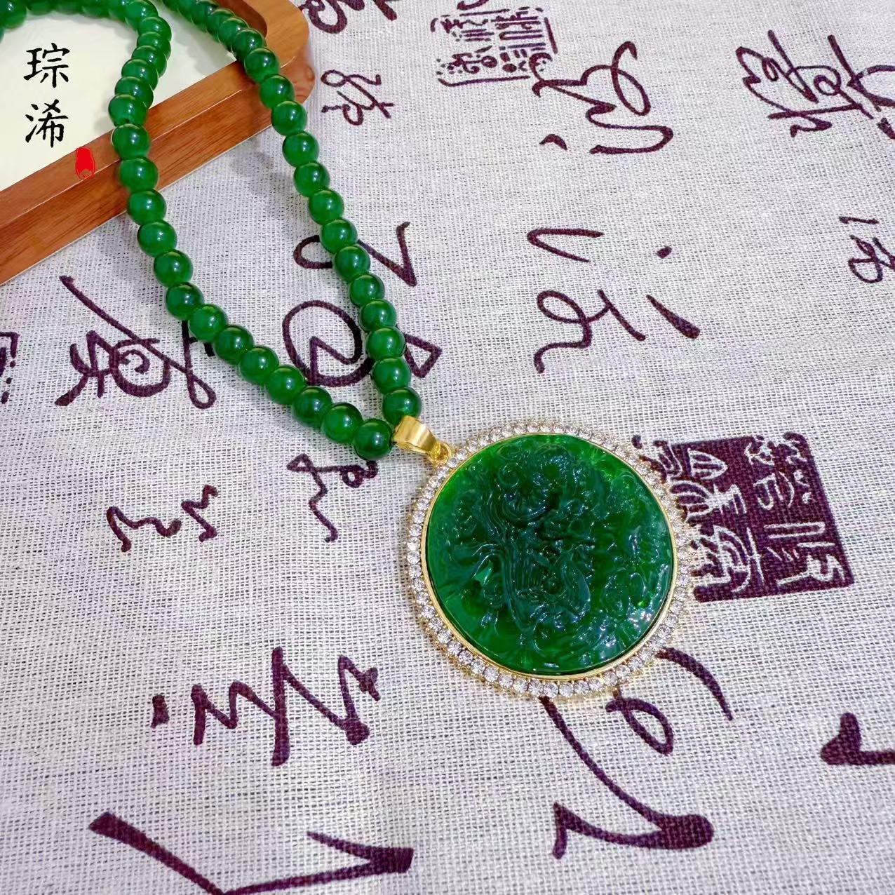 SC-437龙凤呈祥-新中式绿色毛衣翡翠绿圆牌玉菠菜绿毛衣链吊坠链