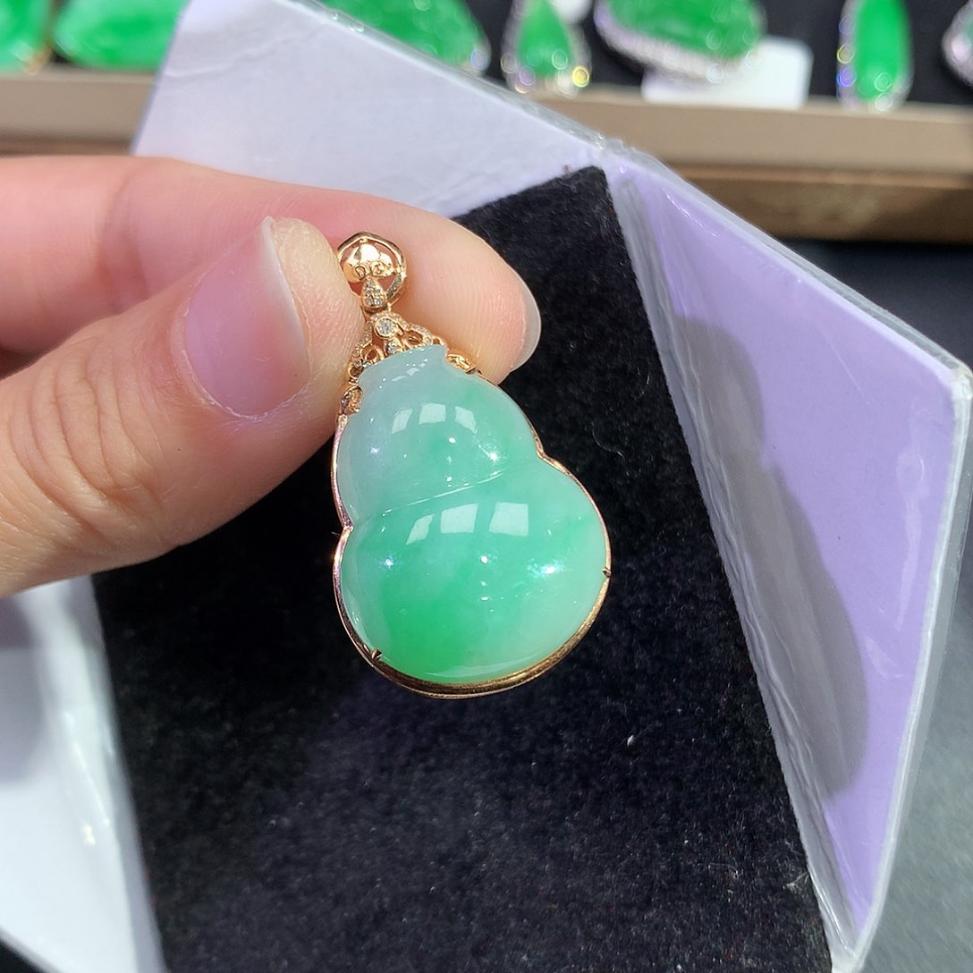 翡翠吊坠(赠链)18K金镶嵌