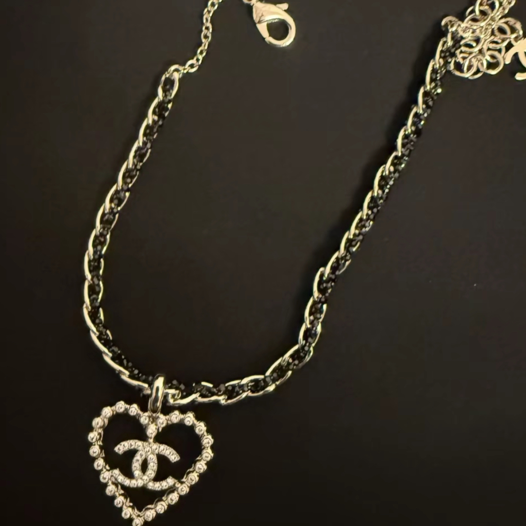 未使用 Chanel/香奈儿 香槟金镂空桃心黑琉璃项链 