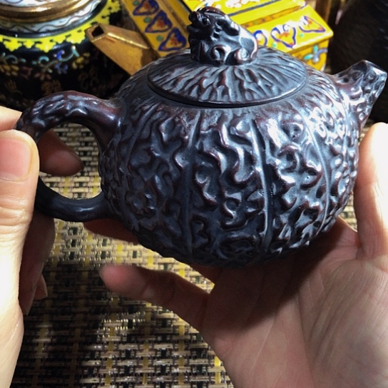 紫砂茶壶原矿泥料手工制作的紫砂壶。