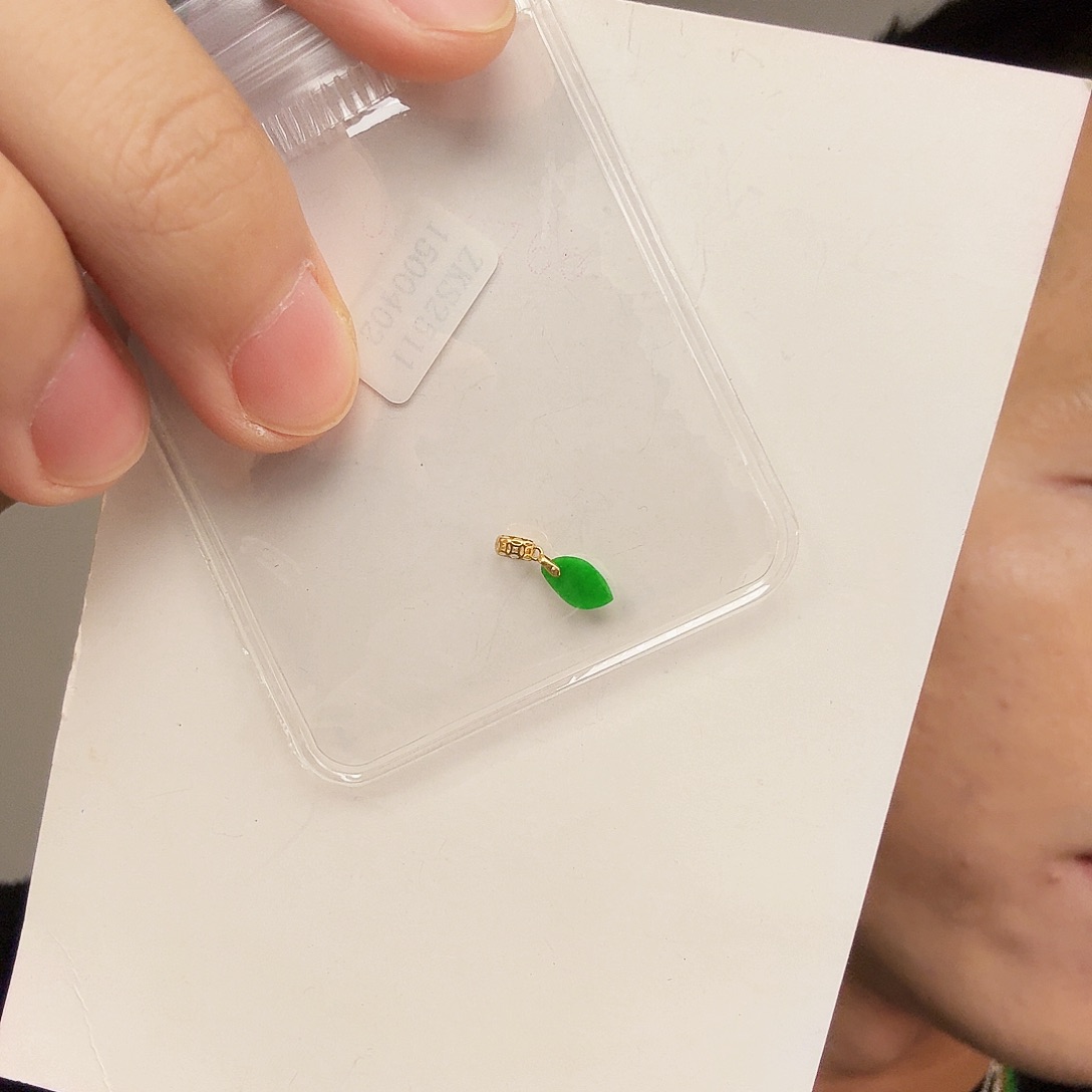 翡翠18K金镶嵌颈饰一件