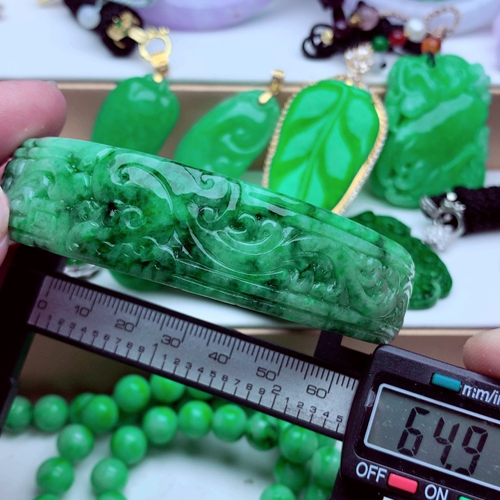 翡翠未镶嵌手镯…．．