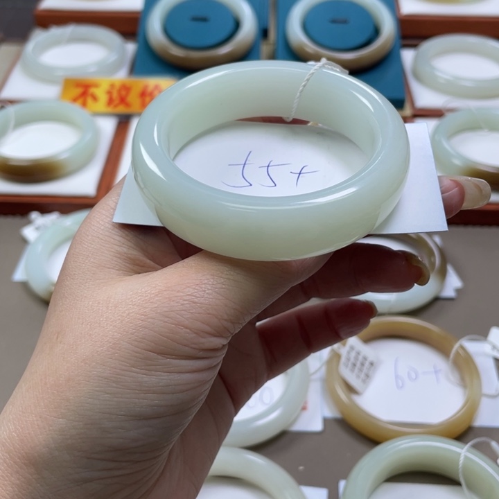 和田玉手镯未镶嵌