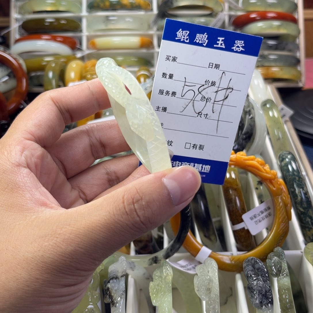 蛇纹石玉手镯未镶嵌
