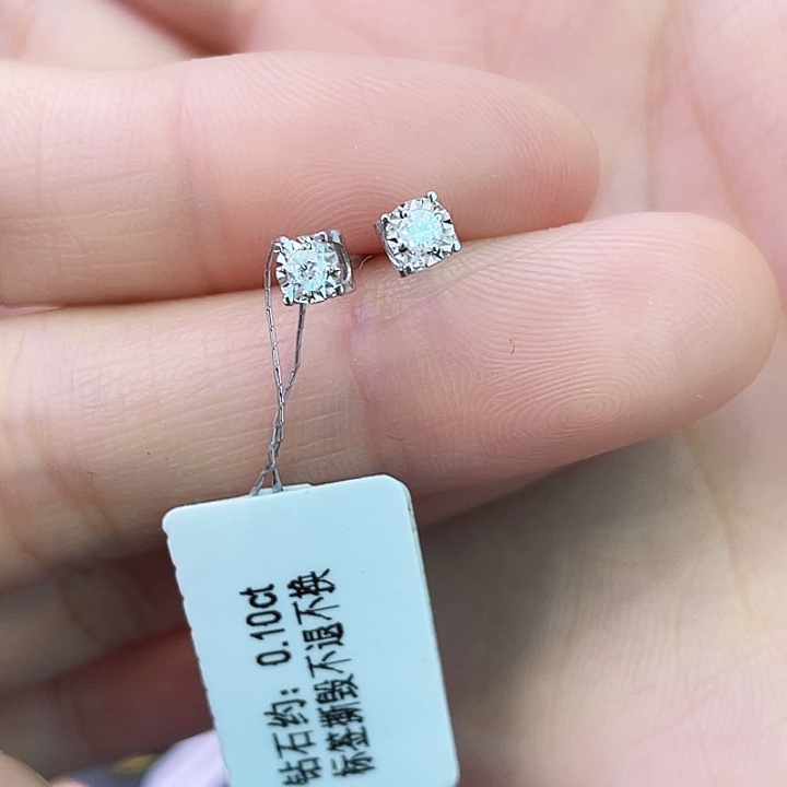 耳饰钻石18K金镶嵌牛头耳钉