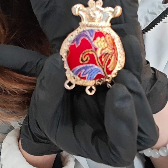 织绣和平小屋助力非遗蜀锦 福袋胸针