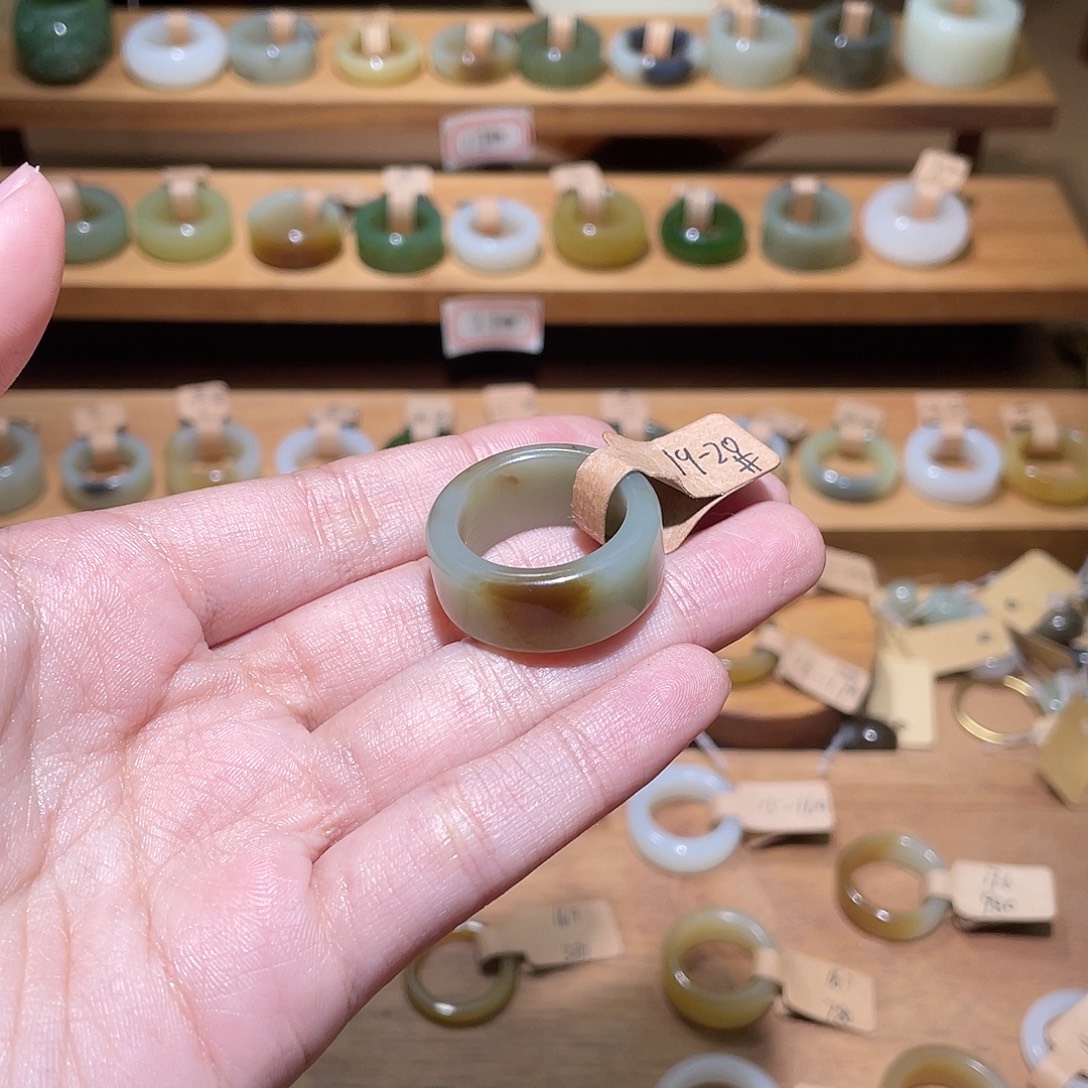 蔚***风和田玉未镶嵌戒指19.1