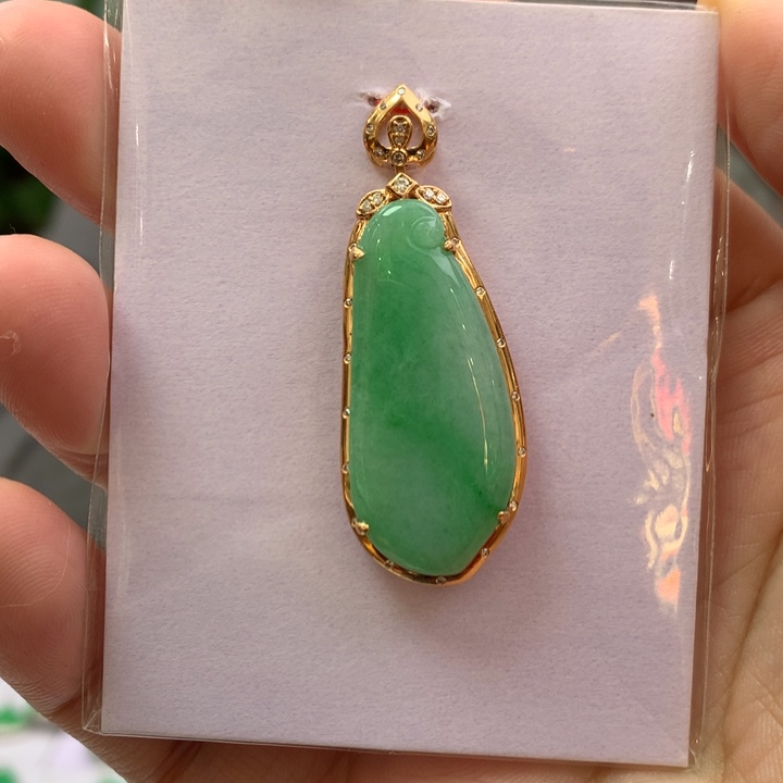 翡翠颈饰18K金镶嵌向*葵翡翠吊坠