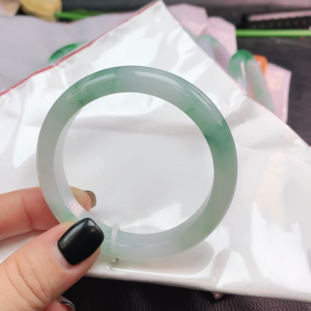 翡翠手镯未镶嵌正882020