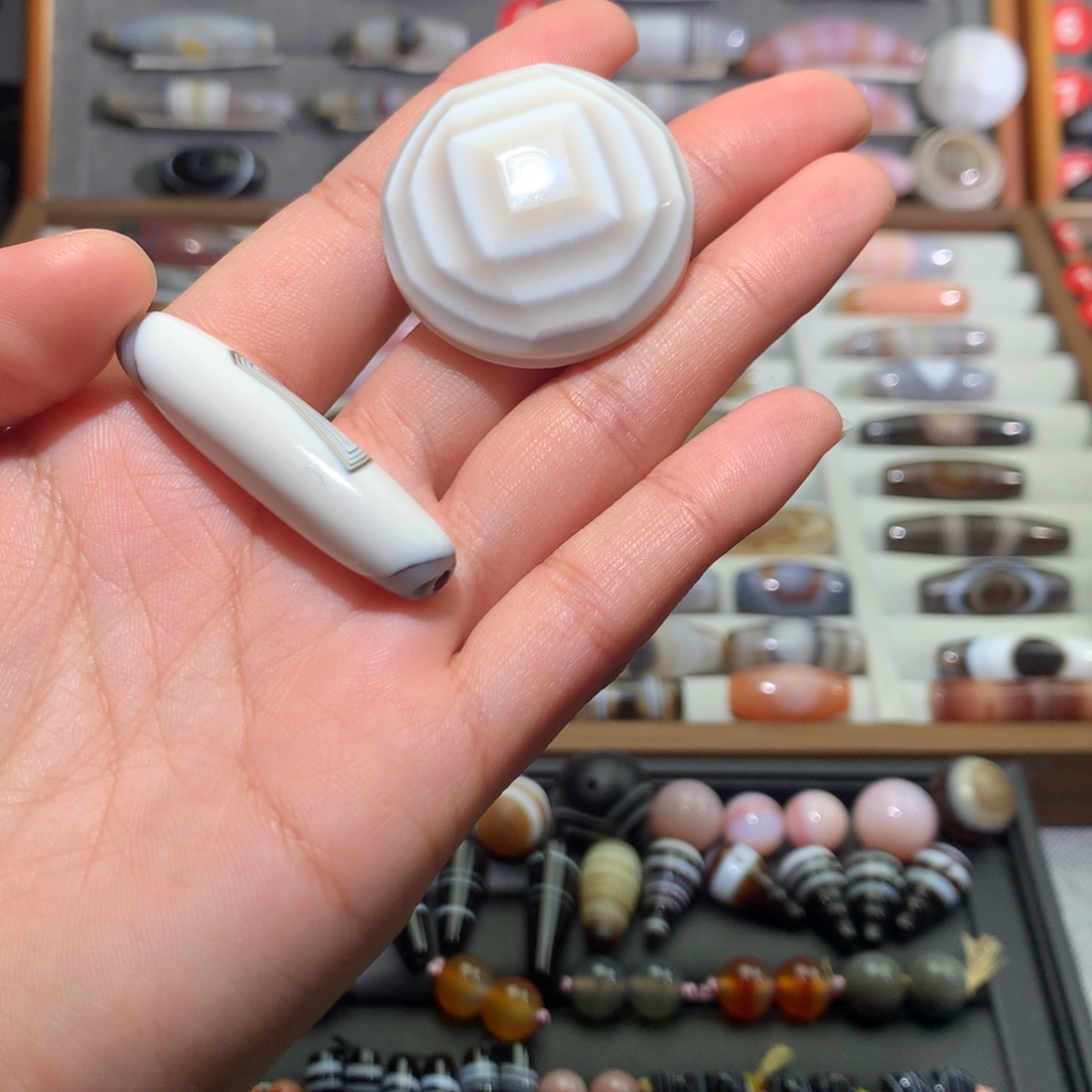 这***好玛瑙/玉髓未镶嵌颈饰