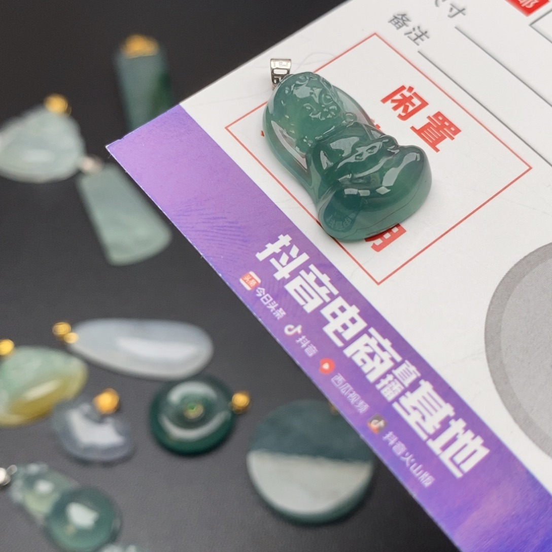 颈饰18K金镶嵌翡翠