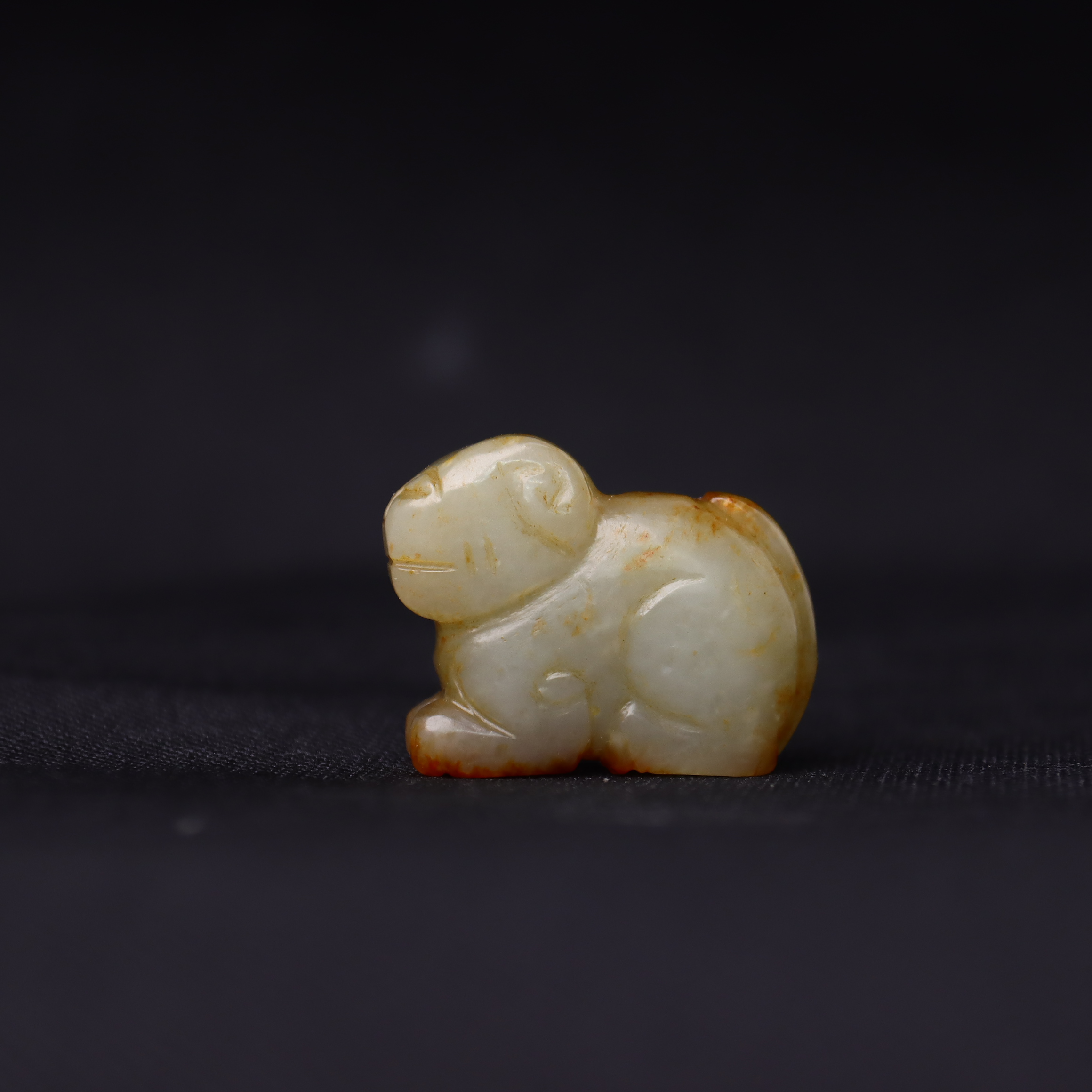 【清】白王红沁瑞兽（长3.5cm高2.8cm）