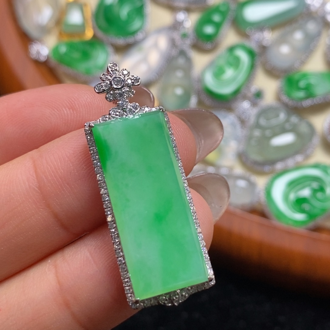 翡翠吊坠(赠链)18K金镶嵌