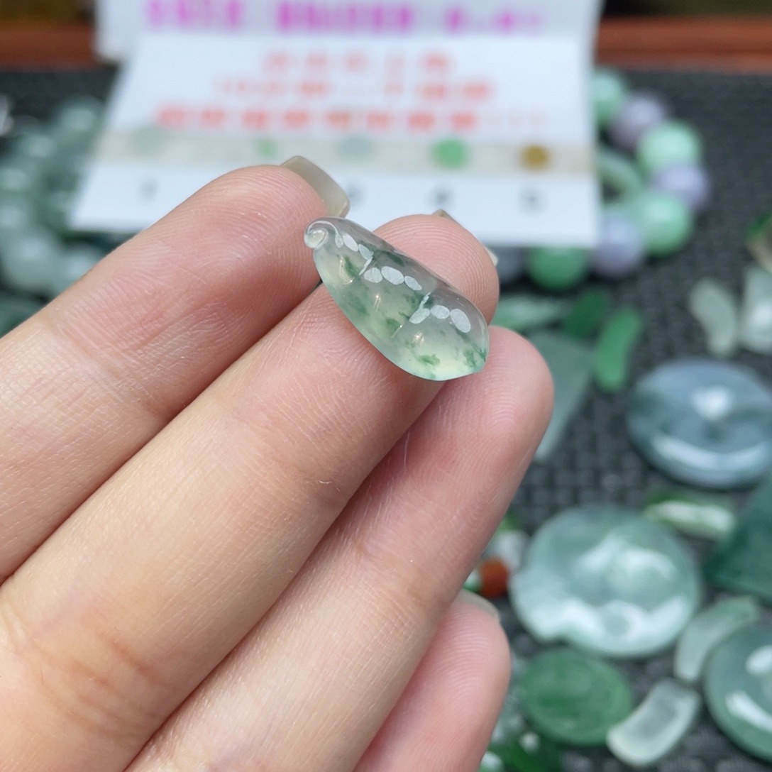 未镶嵌挂件翡翠  翡翠