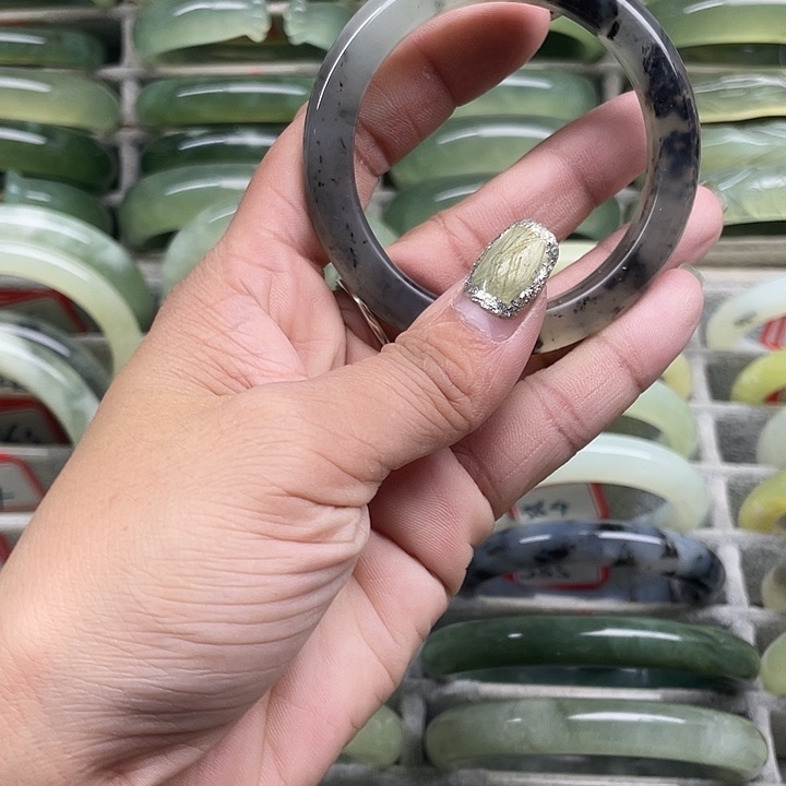 蛇纹石玉未镶嵌手镯365