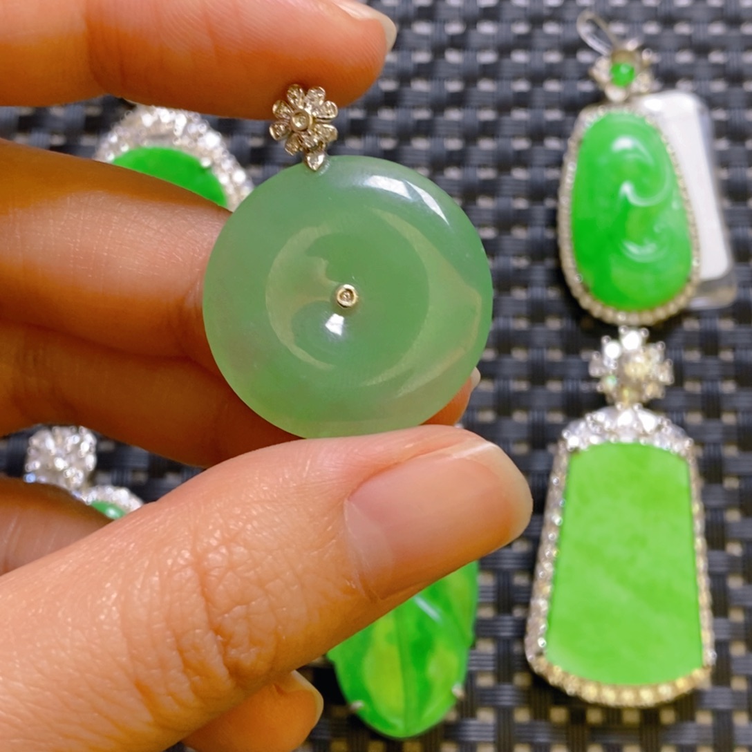 翡翠颈饰18K金镶嵌吊坠