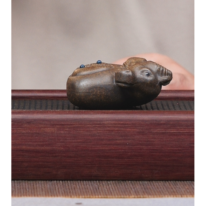 宜兴紫砂 牛气冲天茶宠蟹壳青