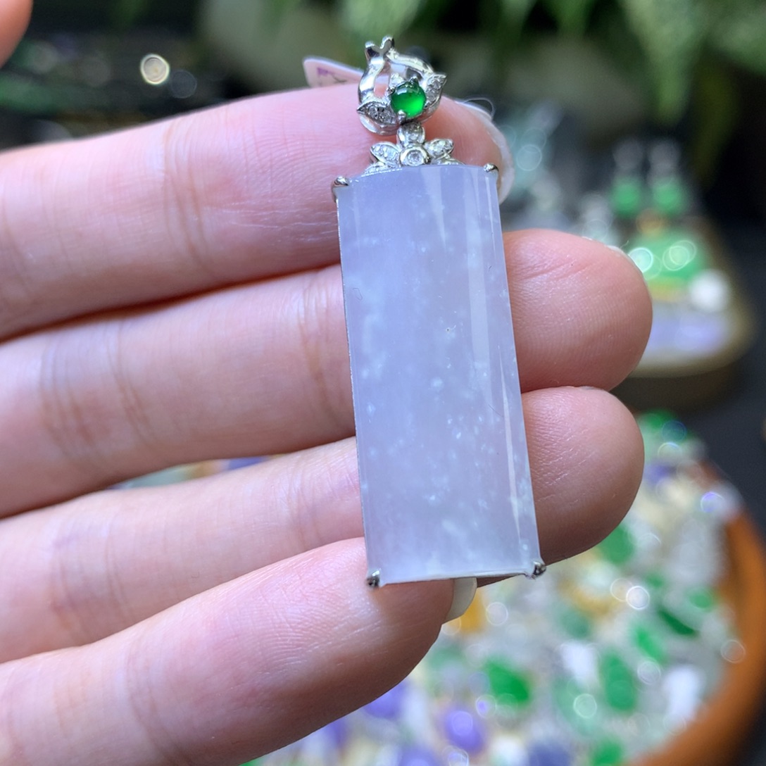 颈饰18K金镶嵌翡翠