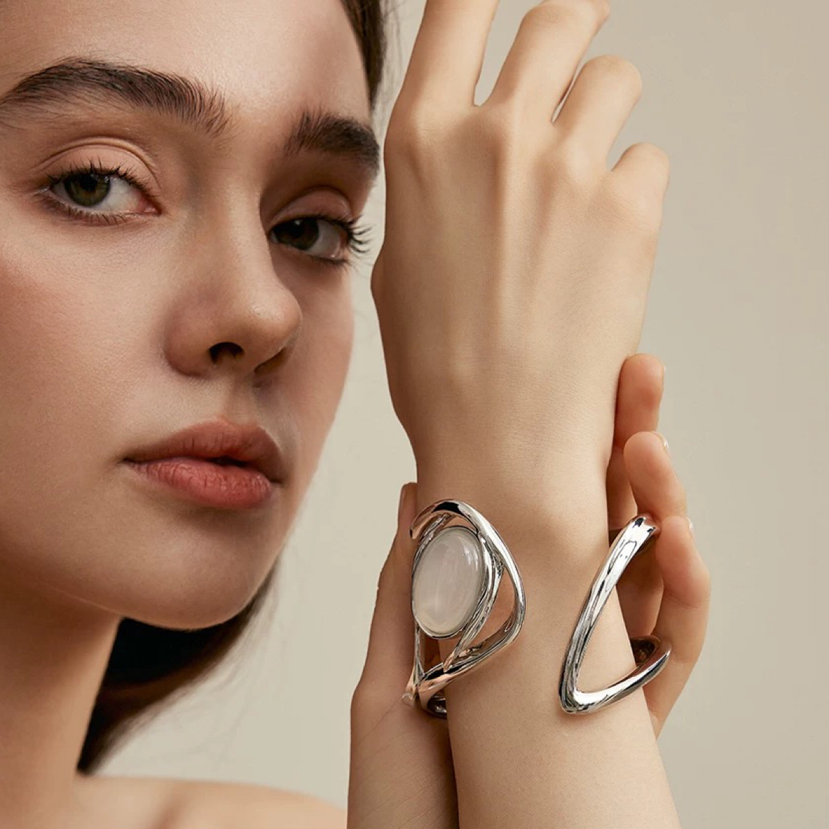 铜合金树脂手镯 欧美风镂空时髦小众氛围女款简约手镯饰品轻奢