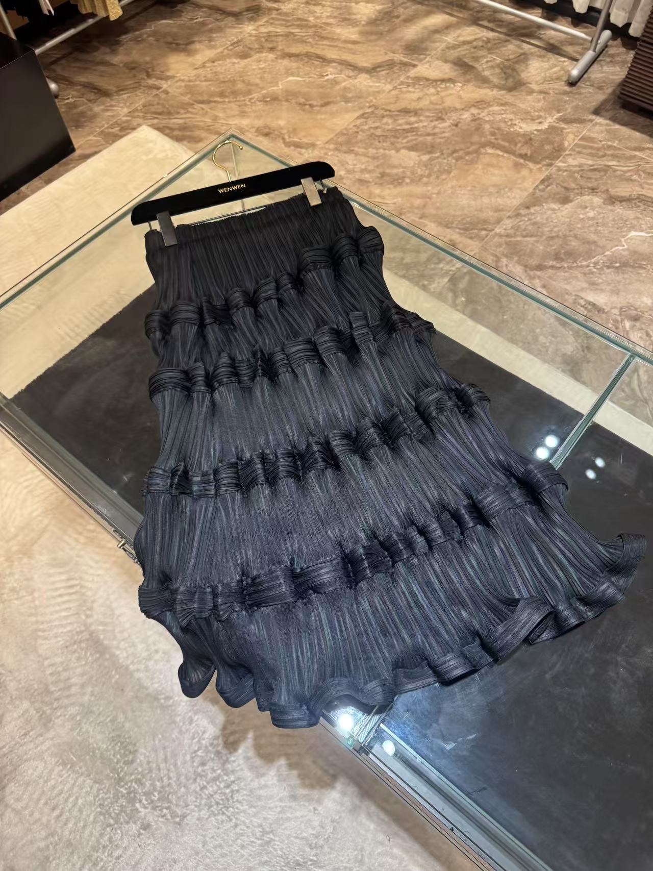 WW2025新款女士时尚百搭黑色重工半身裙W201117