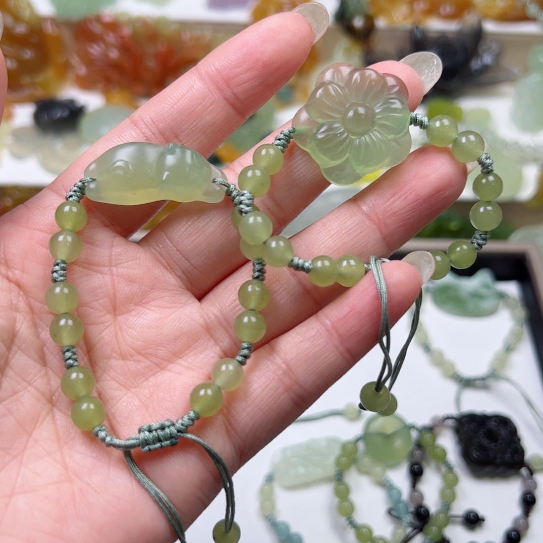 蛇纹石玉未镶嵌颈饰