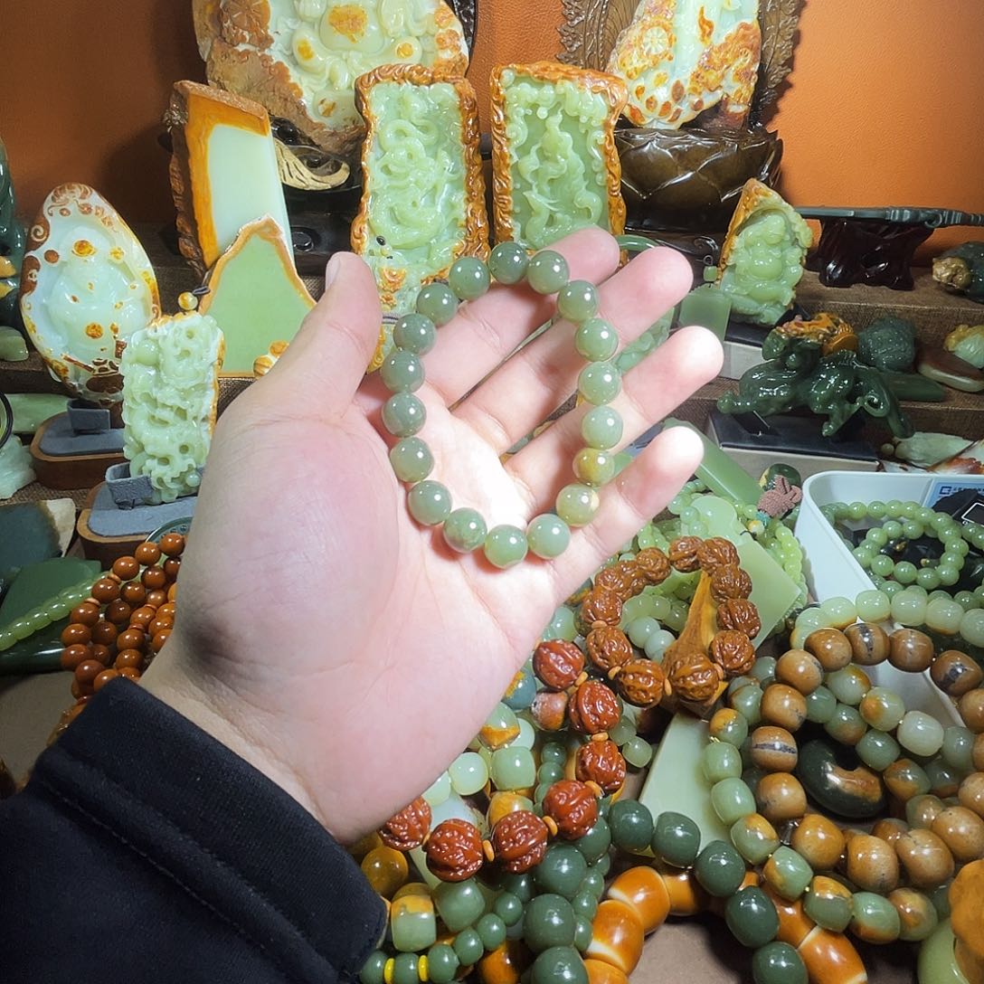 透闪石质玉未镶嵌珠宝奇石