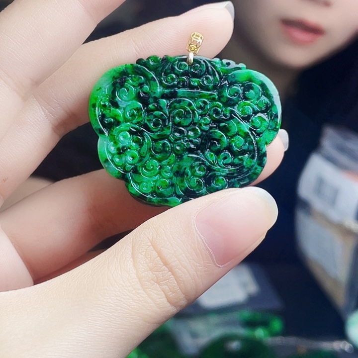 颈饰18K金镶嵌翡翠多样性