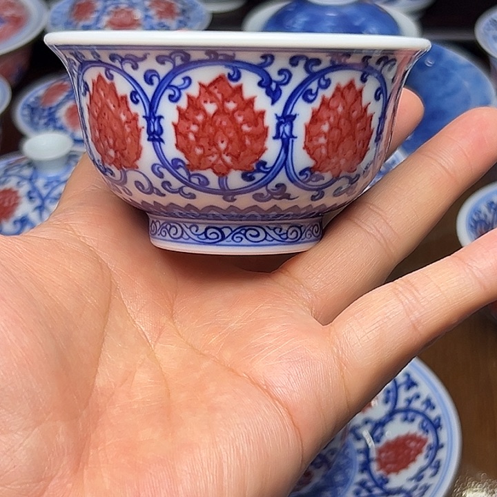 云*青花釉里红满绘压手杯