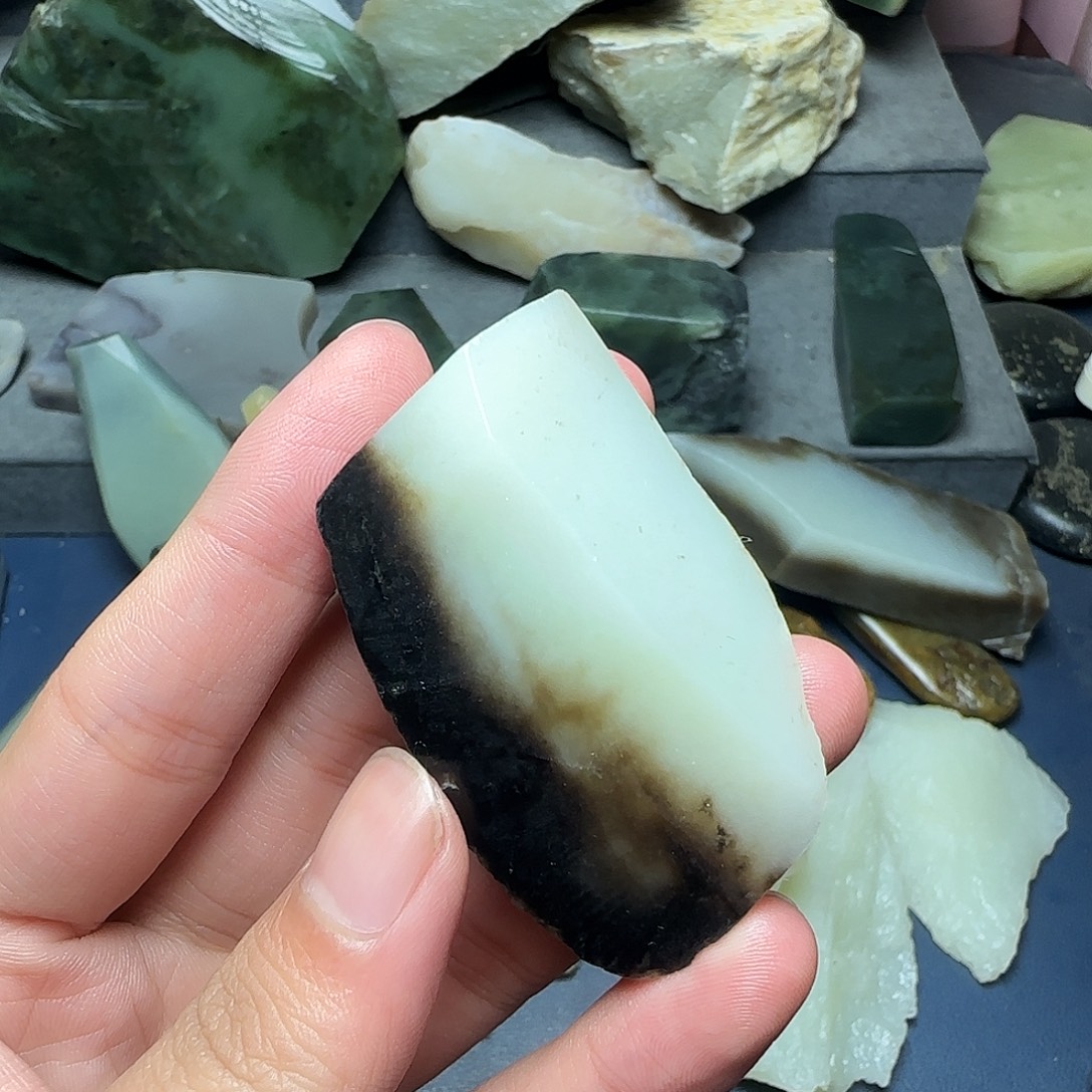 @***是和田玉（糖玉）未镶嵌珠宝奇石