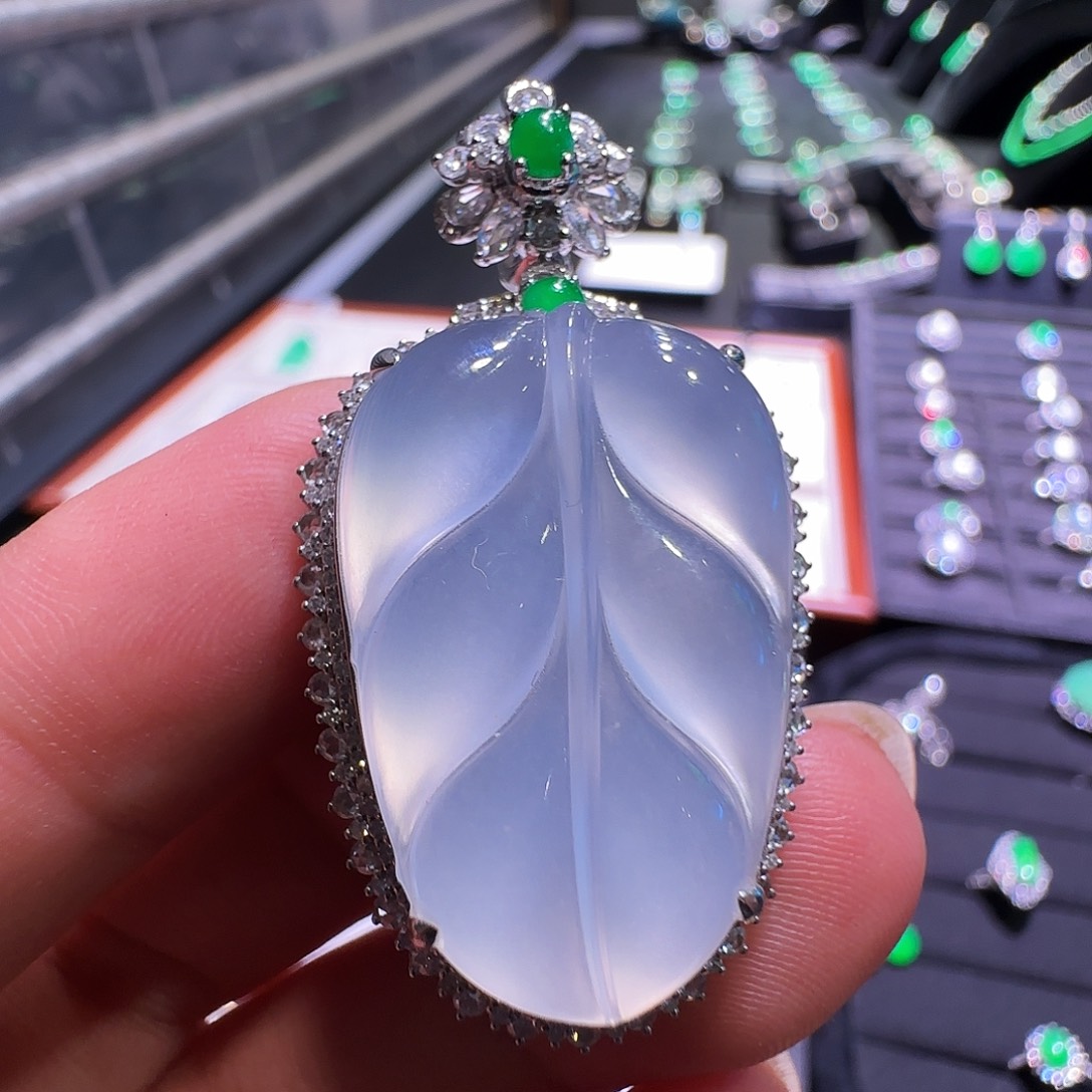 翡翠18K金镶嵌颈饰