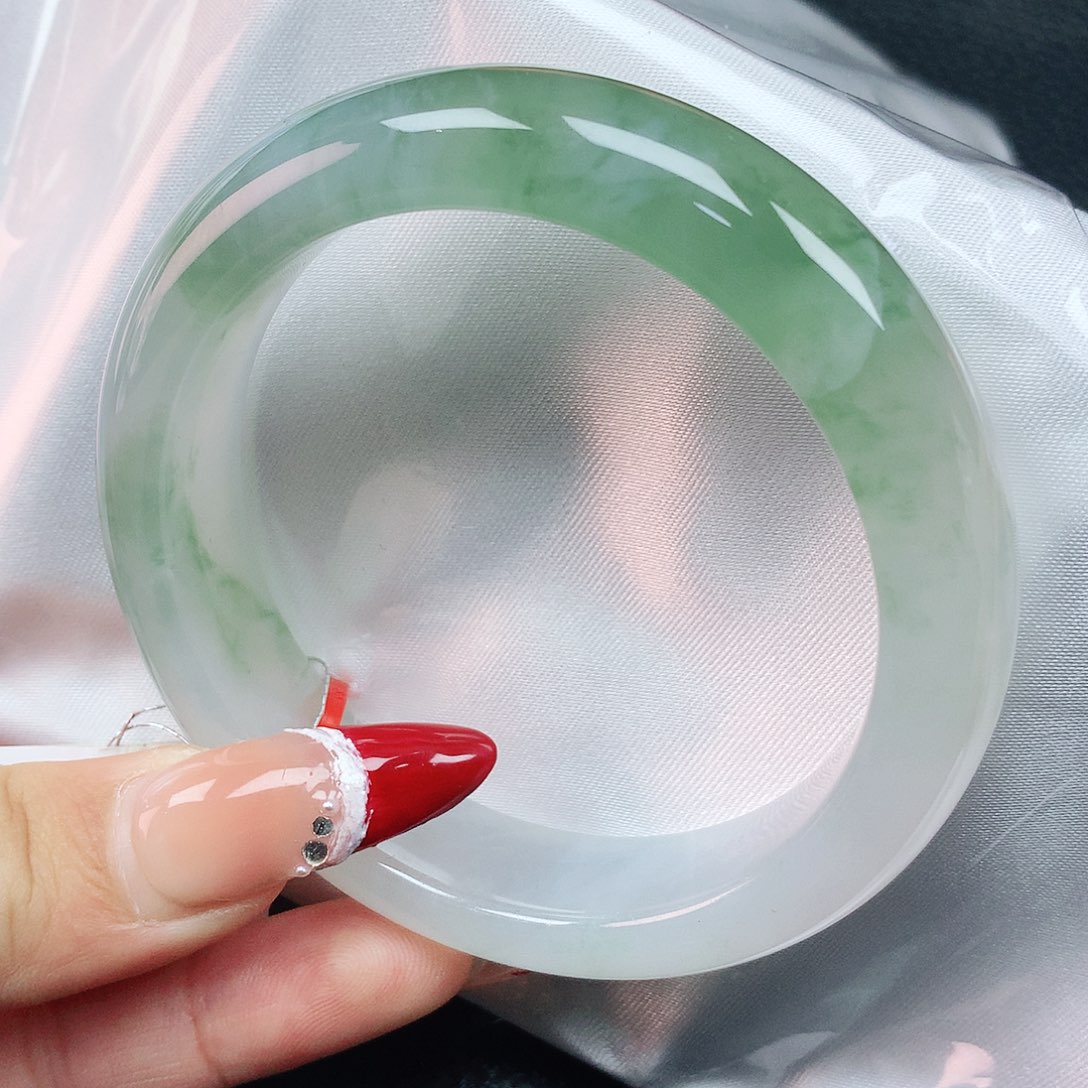 翡翠手镯未镶嵌55圈
