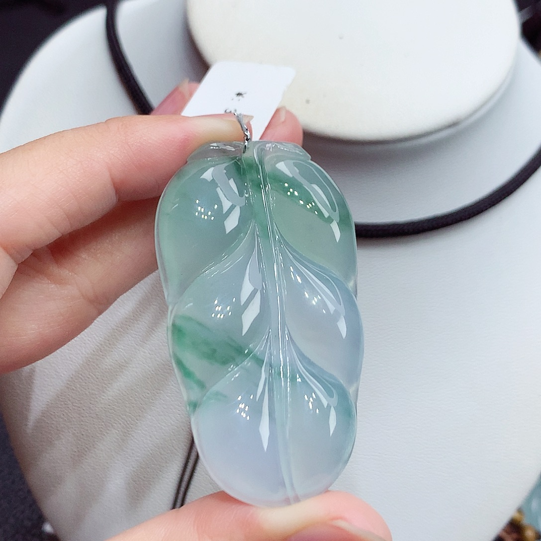 翡翠未镶嵌颈饰编号35，52.1/29.3/6.2