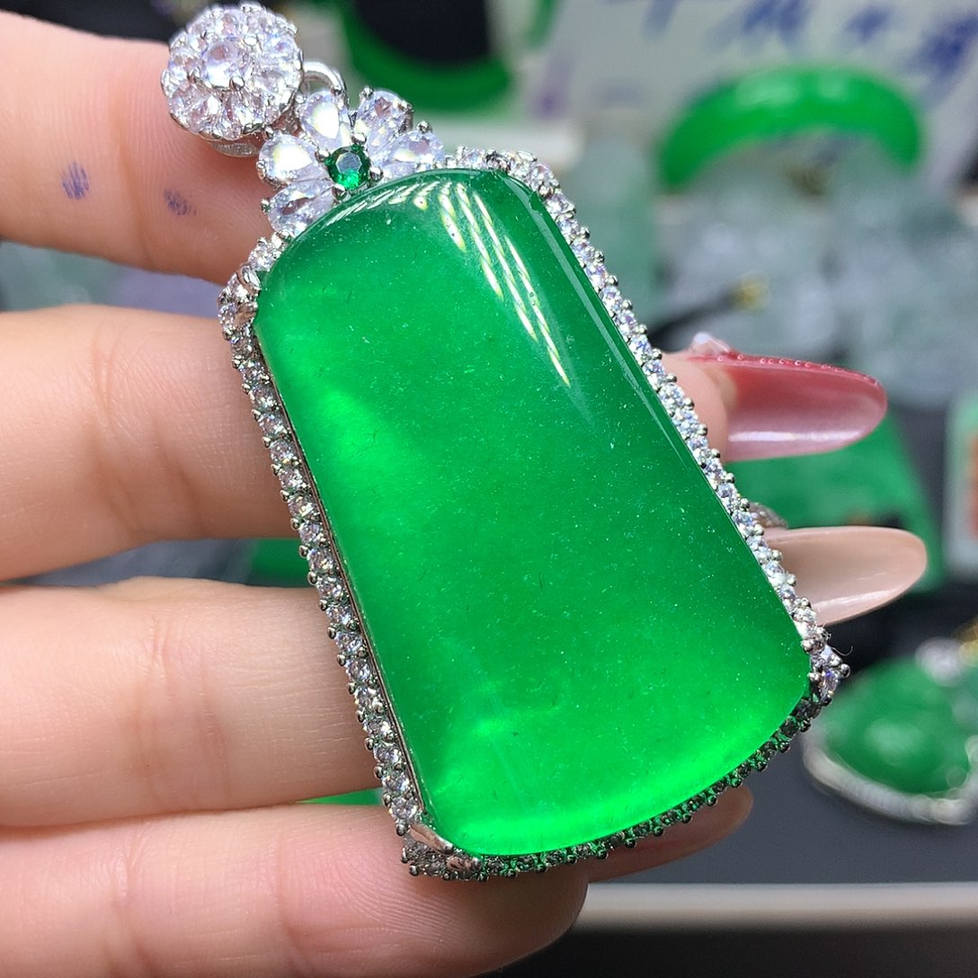 翡翠吊坠(赠链)未镶嵌