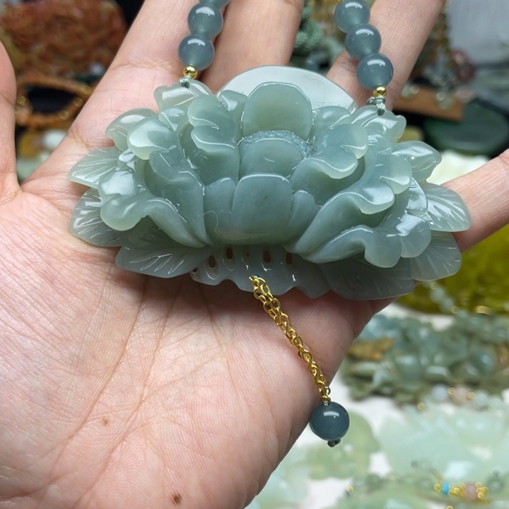 蛇纹石玉未镶嵌颈饰