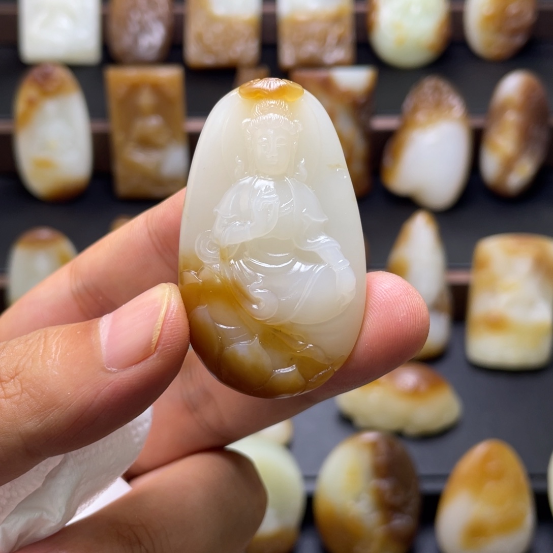 颈饰未镶嵌和田玉（糖玉）