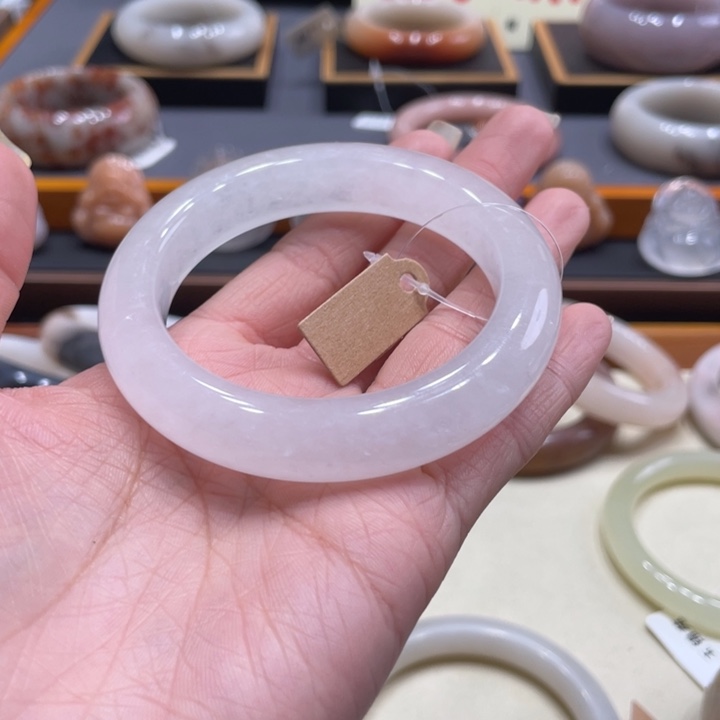 未镶嵌手镯石英质玉吁**