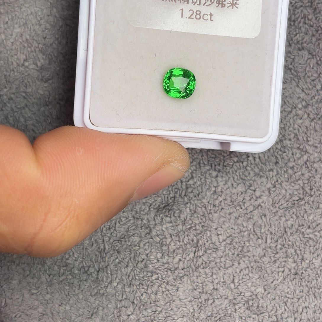 石榴石（沙弗莱）裸石未镶嵌1.28Ct。