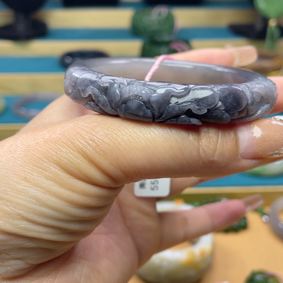 和田玉手镯55+圈口。编号37未镶嵌