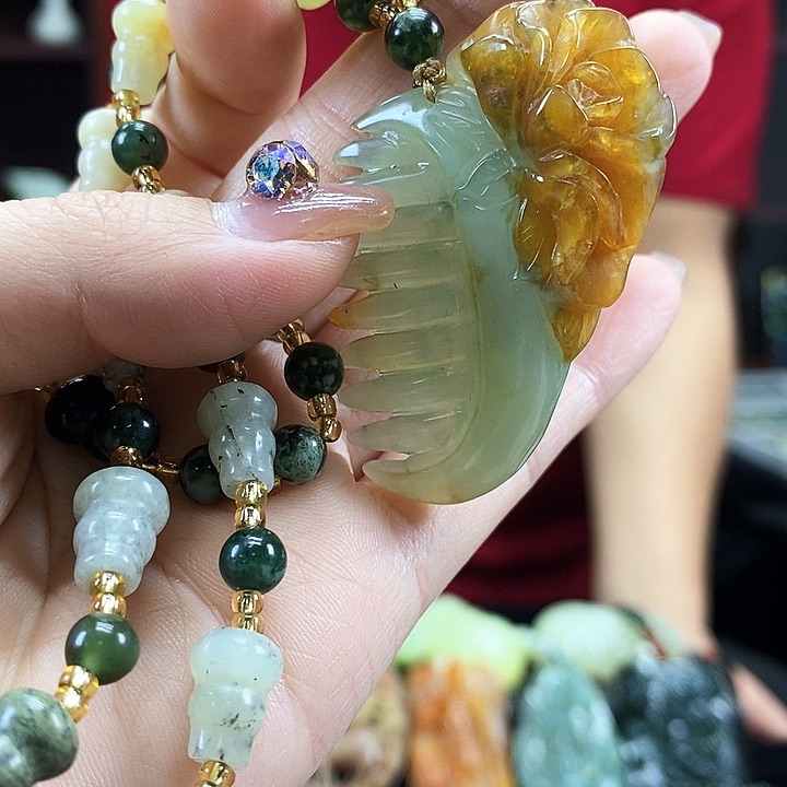 蛇纹石玉吊坠未镶嵌