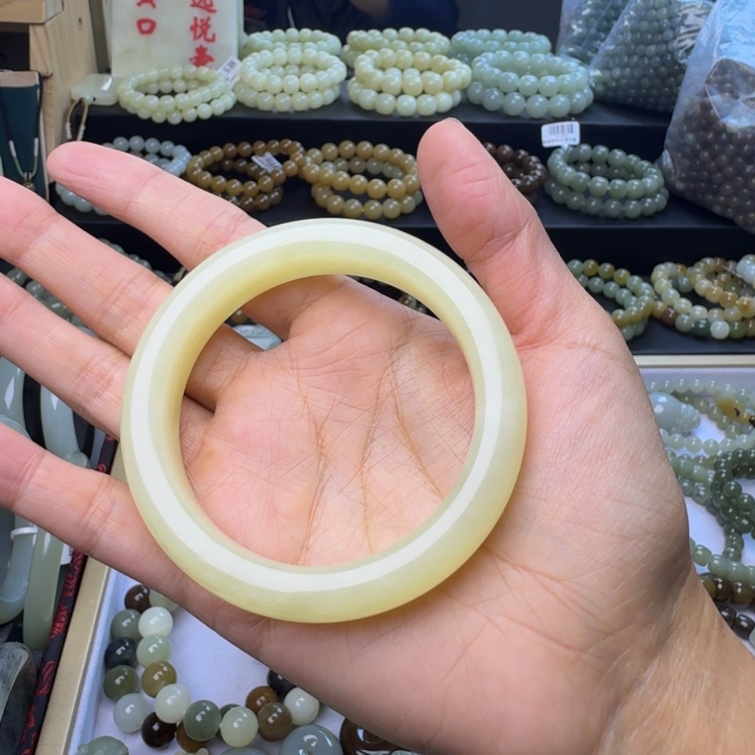 劳***蓝和田玉未镶嵌手镯