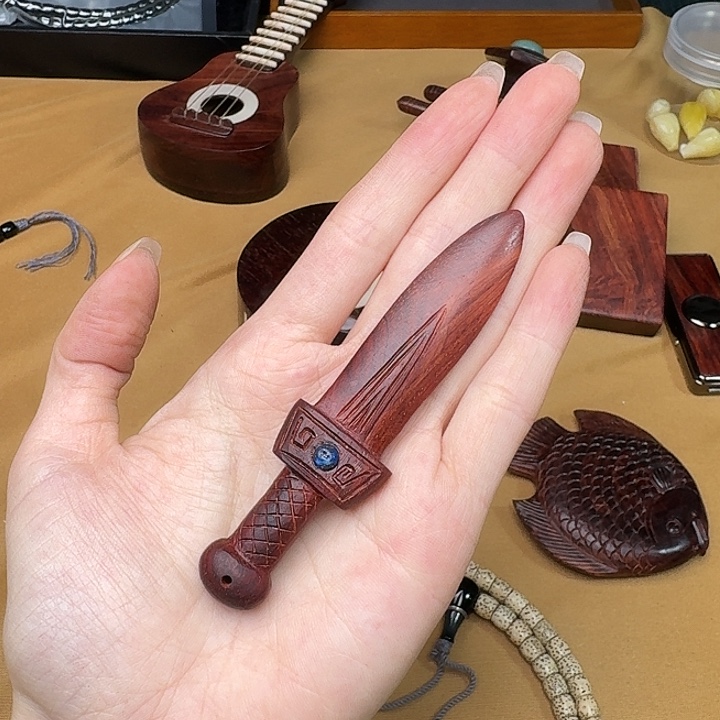 扶***灯把件小叶紫檀小宝剑