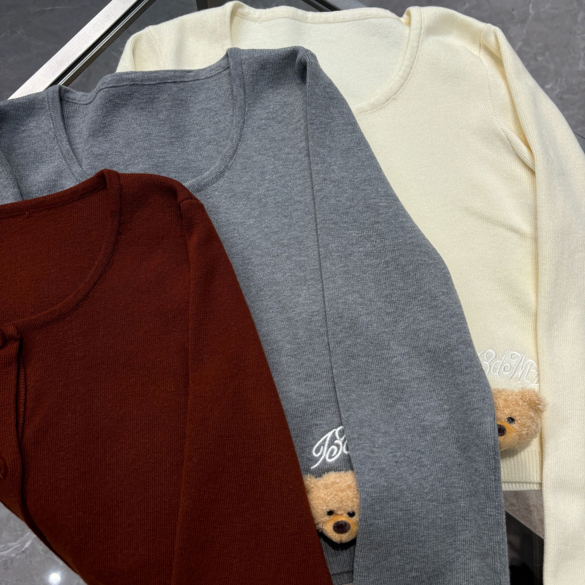 【YU·PP】（089）小众U领锁骨小刺绣气质千金修身针织衫（P0258）