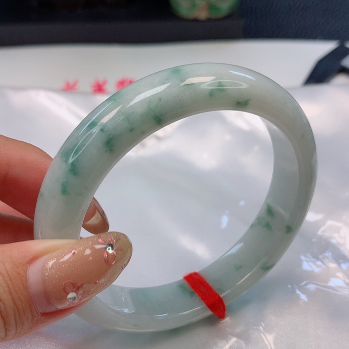 翡翠手镯未镶嵌56圈