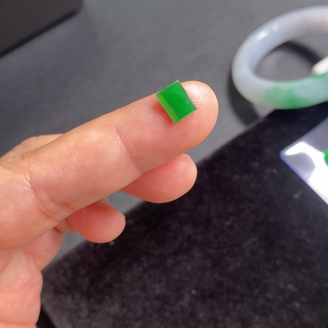 严***严翡翠裸石阳绿马鞍